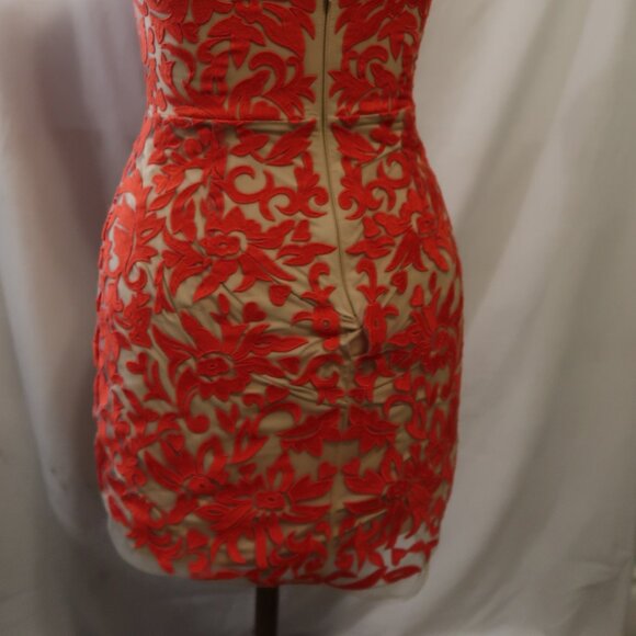 Red Embroidered Bodycon Cocktail Dress - Picture 5 of 11